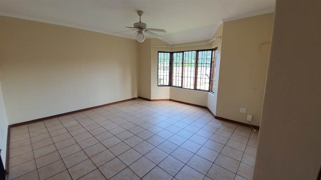 3 Bed Townhouse in Nelspruit Central photo number 3
