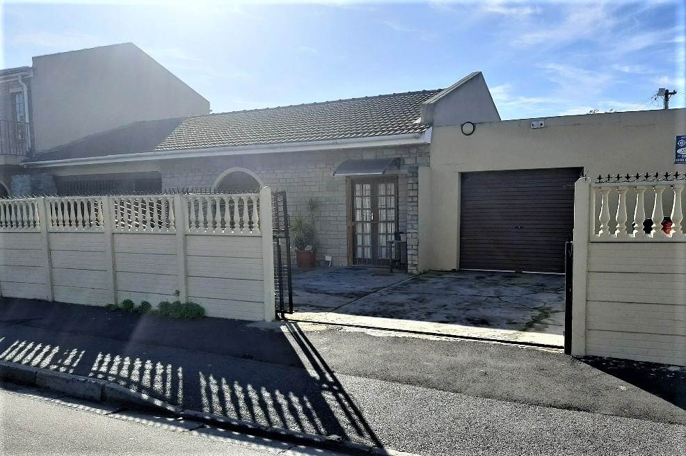 6 Bed House in Elsies River photo number 4