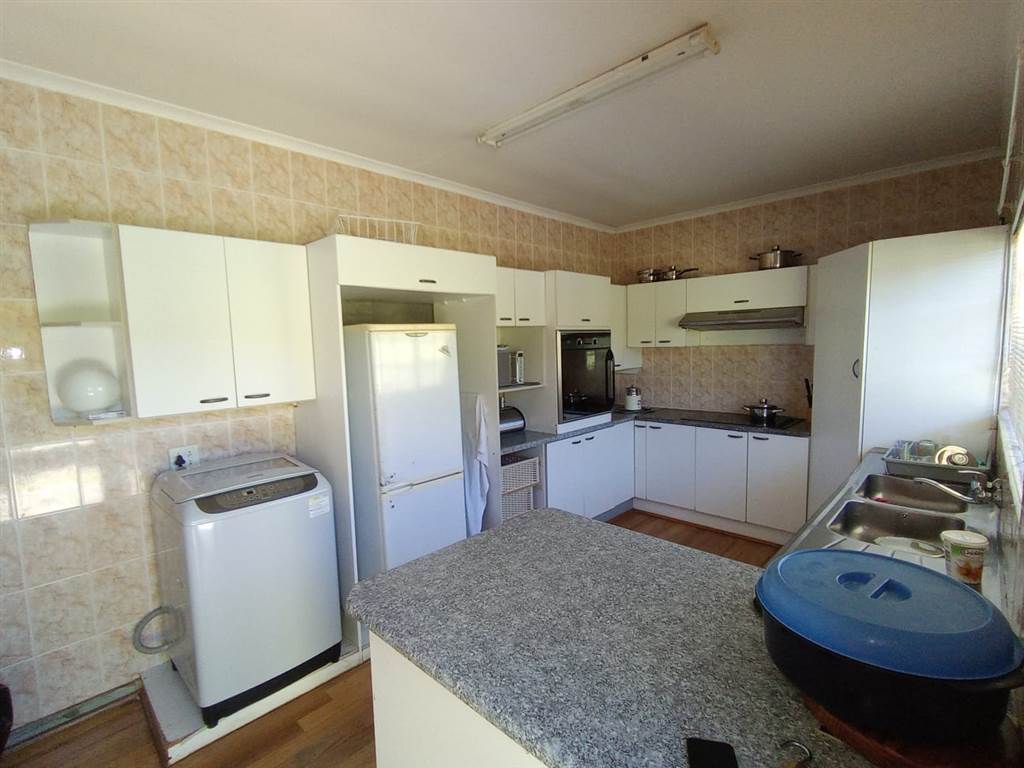 3 Bed House in Scheepers Heights photo number 11