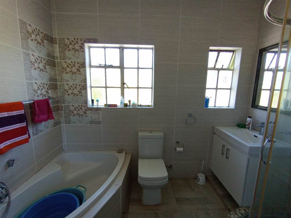 3 Bed House in Scheepers Heights photo number 19
