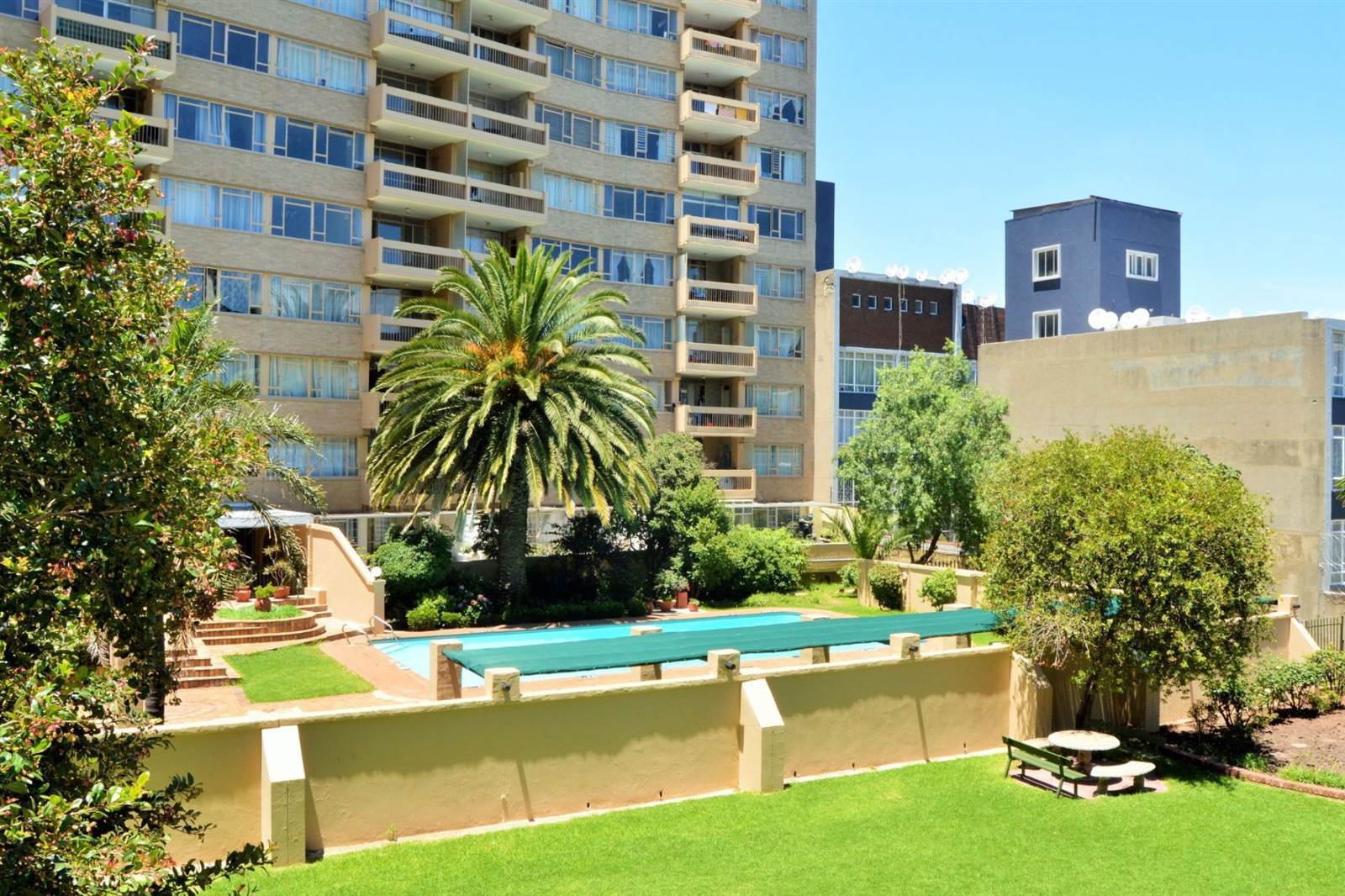 2 Bed Apartment in Parktown photo number 2