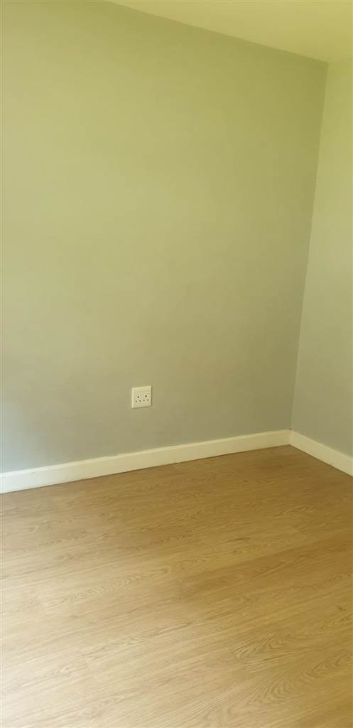 3 Bed Apartment in Athlone Park photo number 12