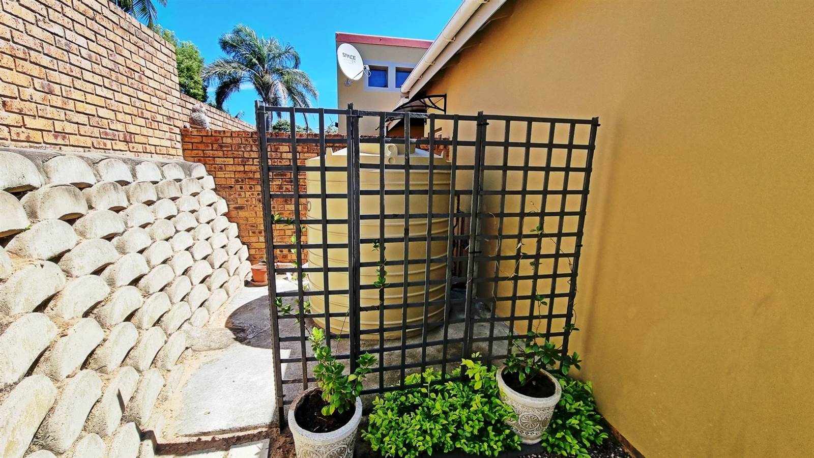 2 Bed Townhouse in Uvongo photo number 30