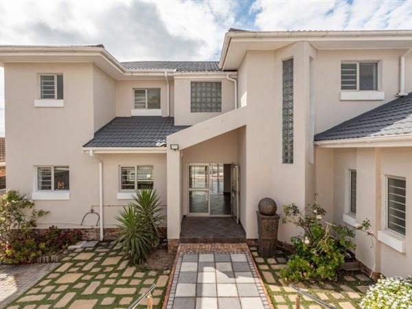 5 Bed House in Bluewater Bay