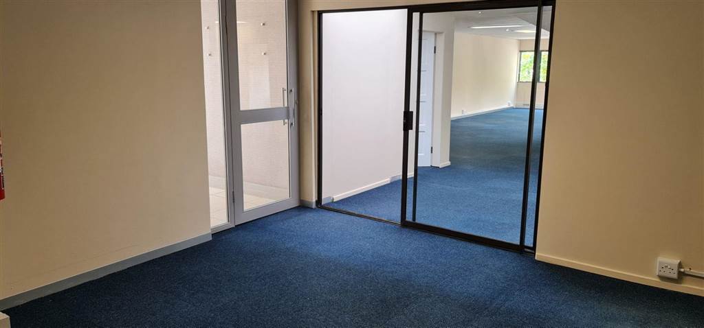 215  m² Commercial space in Rivonia photo number 12