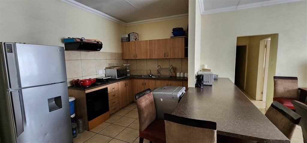 2 Bed Apartment in Silverton photo number 8