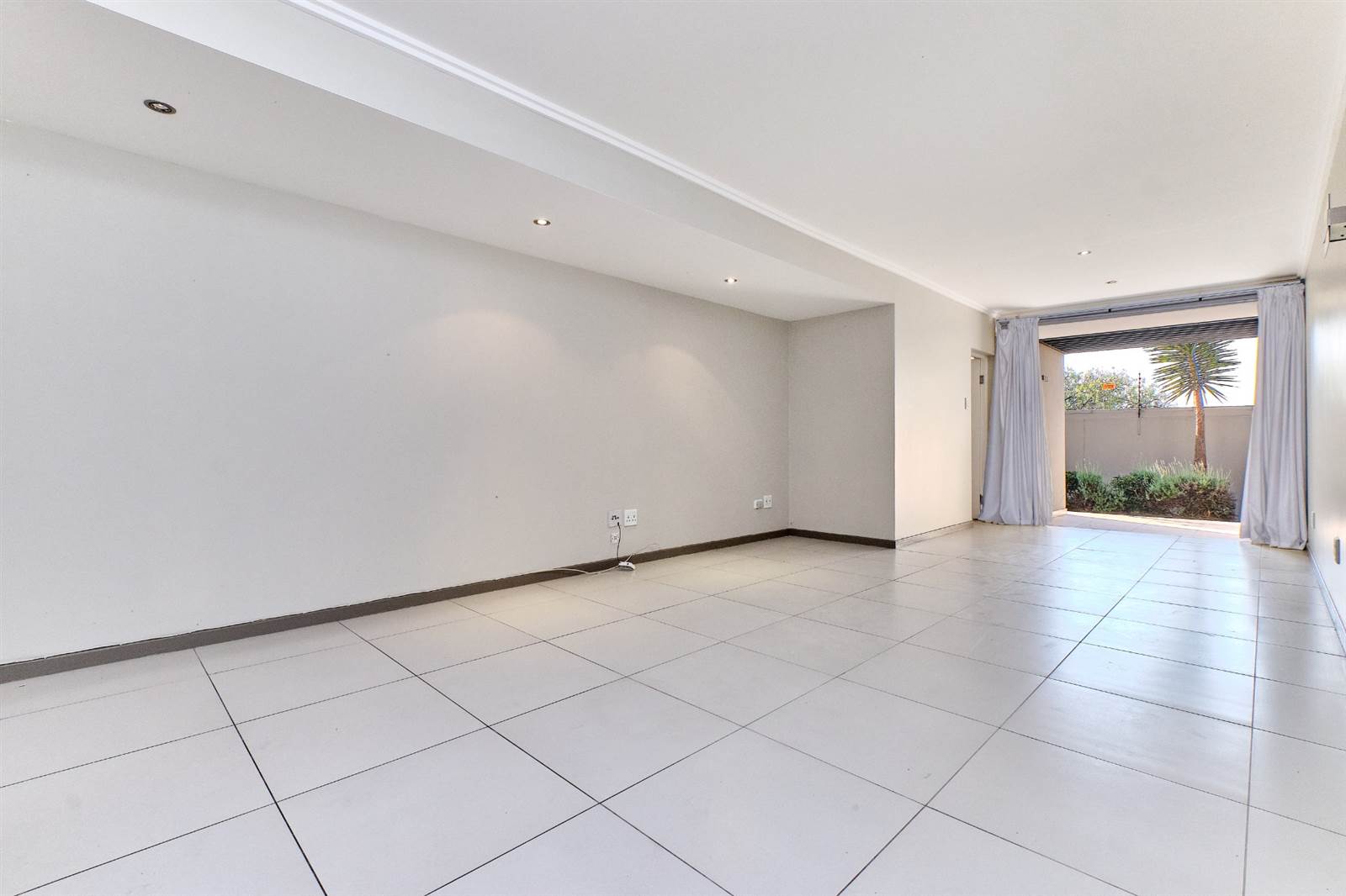 2 Bed Apartment in Craighall photo number 2