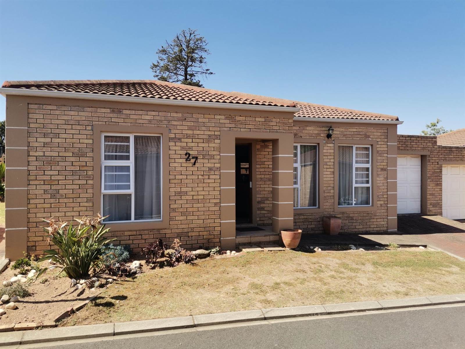 2 Bed Townhouse in Brackenfell Central photo number 1
