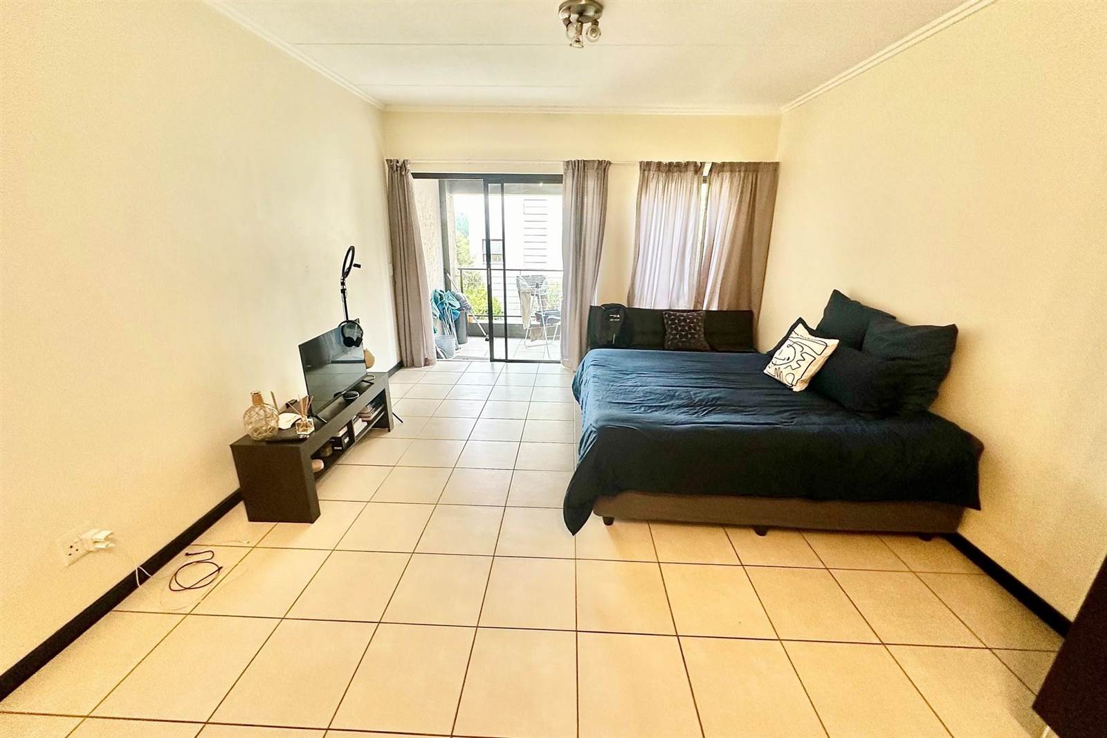 1 Bed Apartment in Lonehill photo number 9