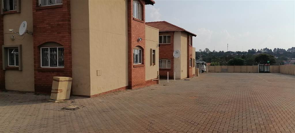 3 Bed Apartment in Rensburg photo number 16