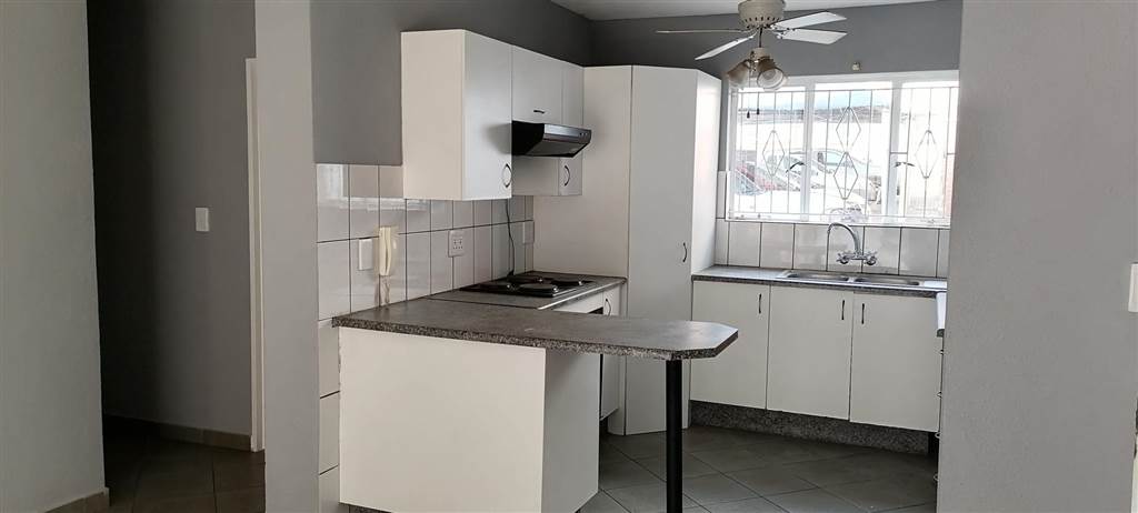 3 Bed Apartment in Rensburg photo number 6