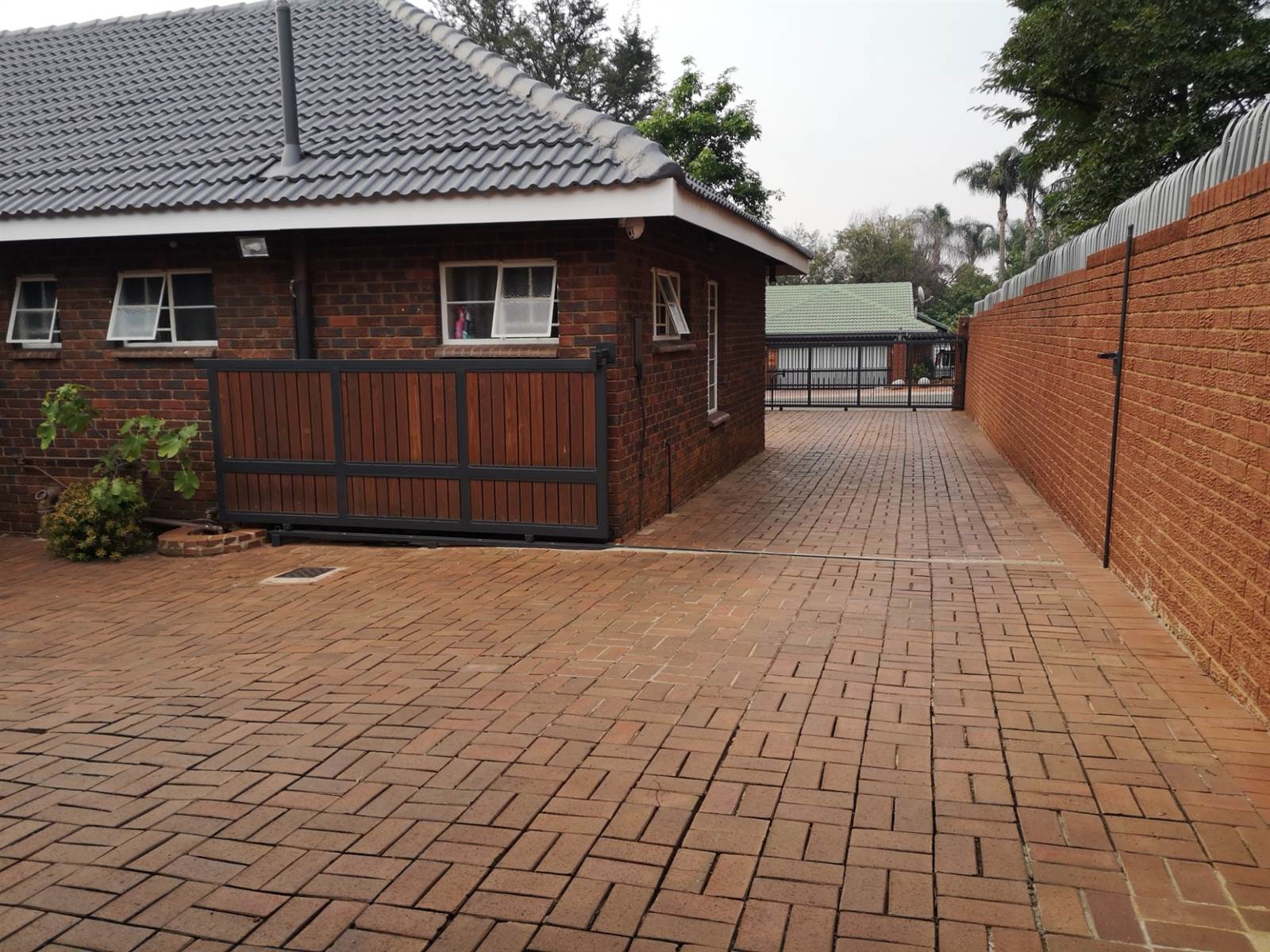 3 Bed House in Garsfontein photo number 16