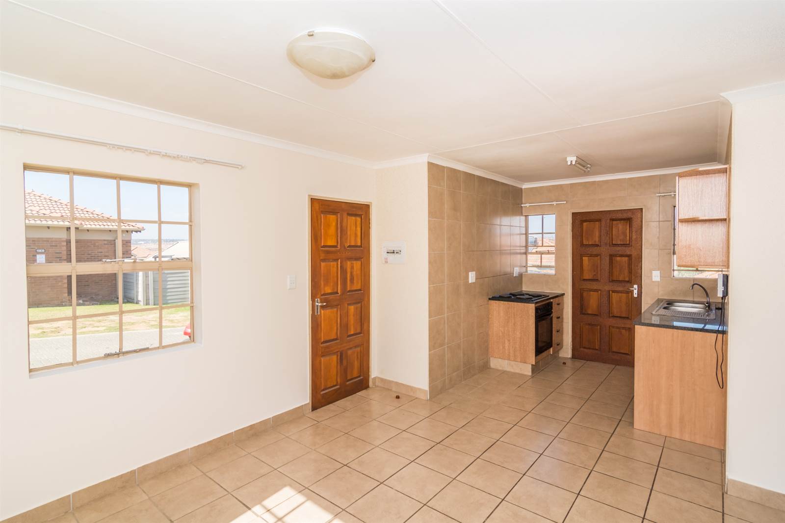 3 Bed Townhouse in Olievenhoutbosch photo number 5
