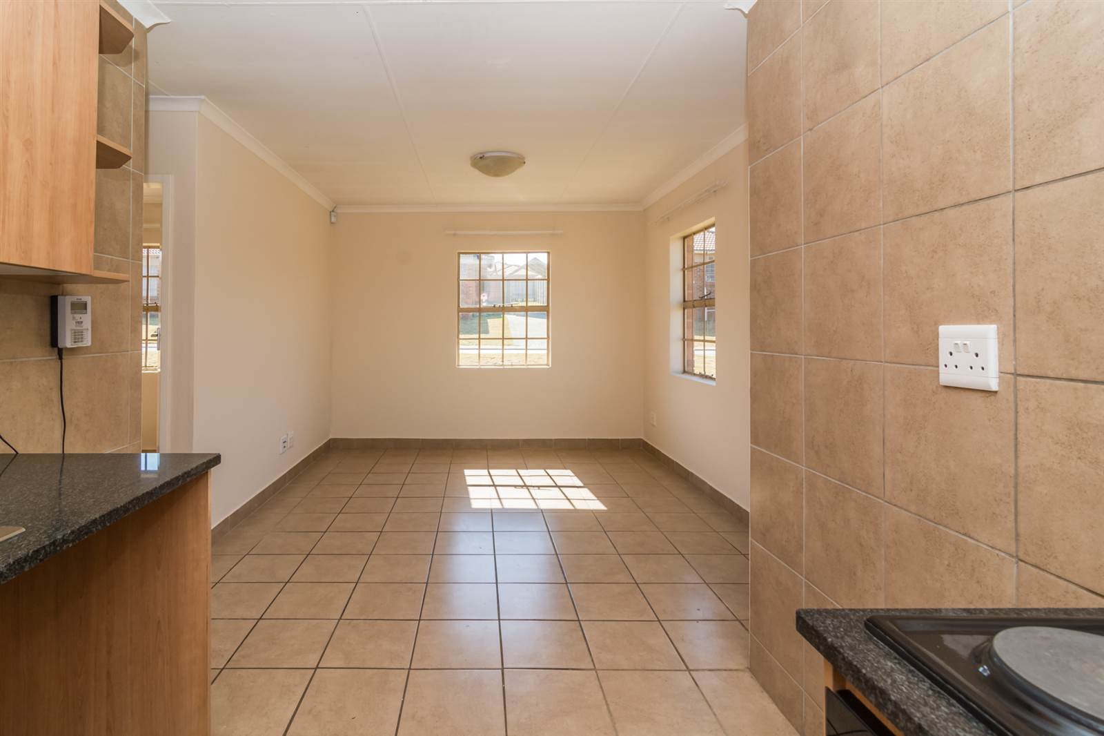 3 Bed Townhouse in Olievenhoutbosch photo number 4