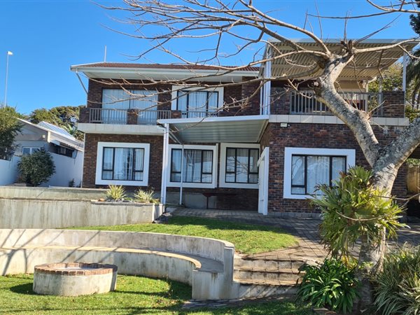 6 Bed House in Leisure Bay