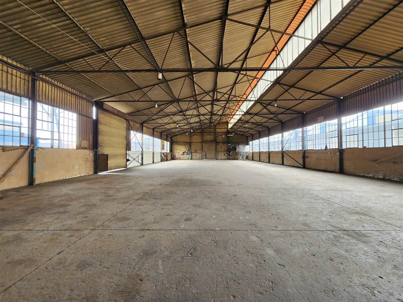 1798  m² Industrial space in Spartan photo number 5