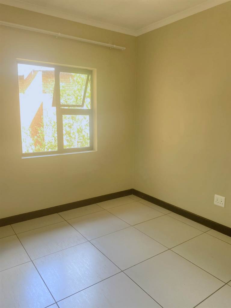 2 Bed Apartment in Rooihuiskraal North photo number 16
