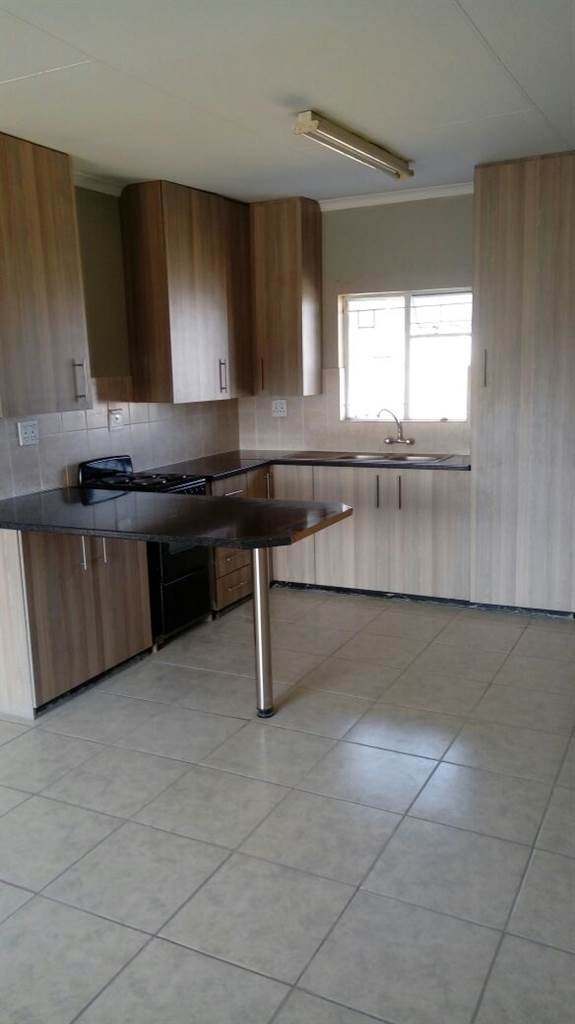 2 Bed House in Nelspruit photo number 3