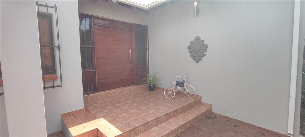 4 Bed House in Wilkoppies photo number 2