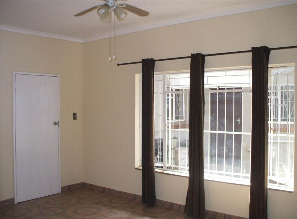 3 Bed House in Rensburg photo number 14