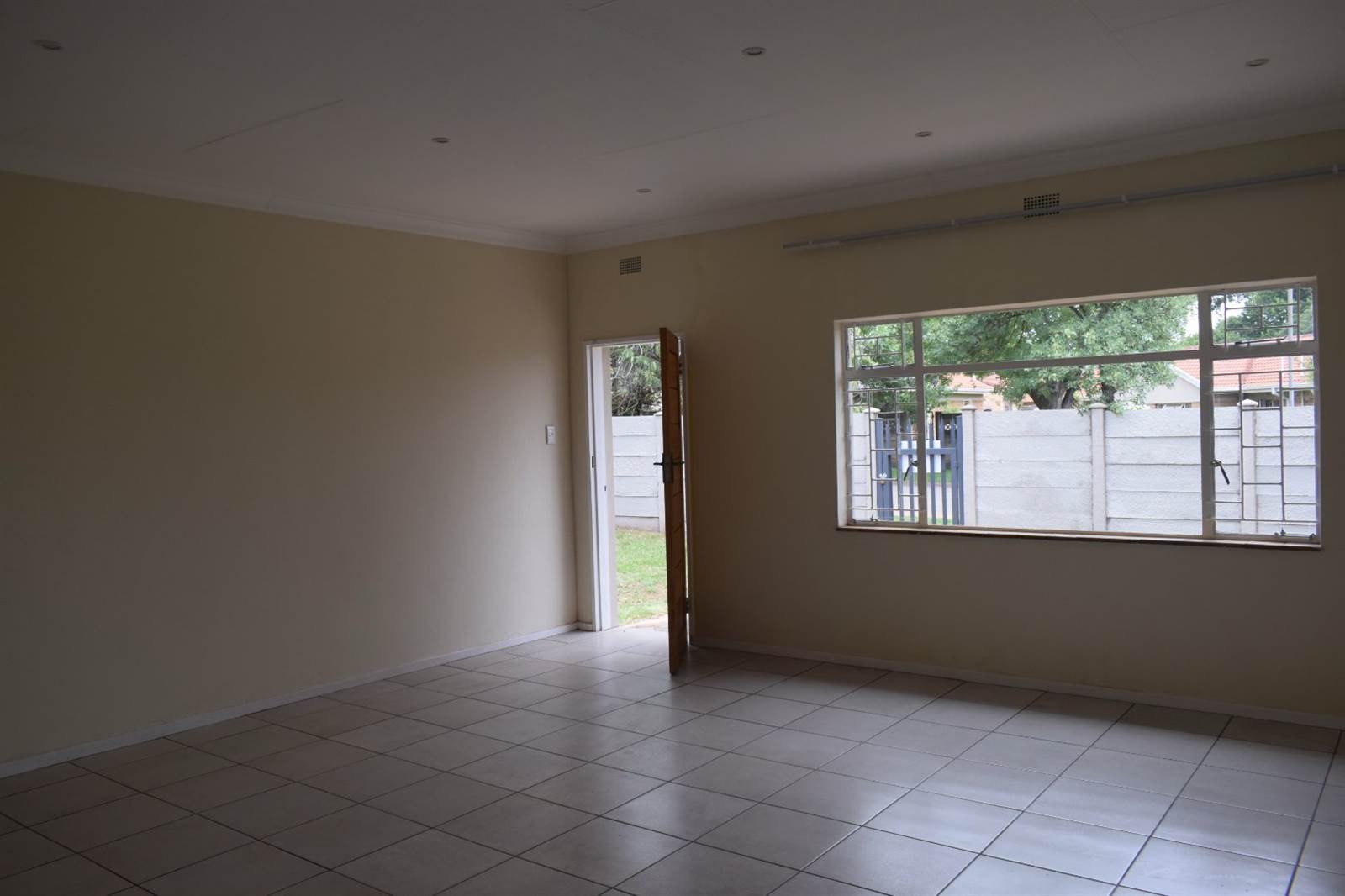 3 Bed House in Rensburg photo number 6