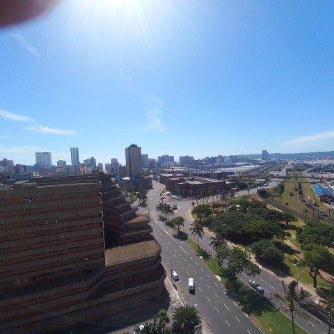 1 Bed Flat in Durban CBD photo number 2