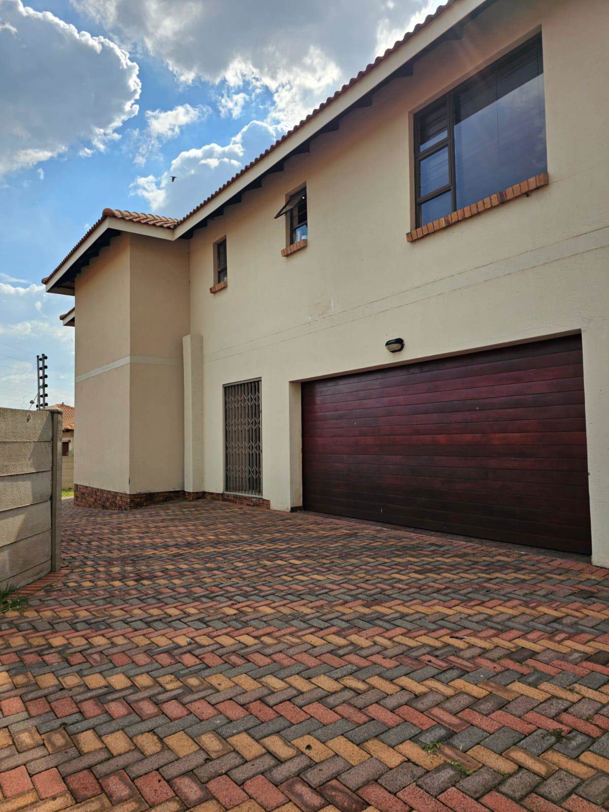 5 Bed House in Noordrand photo number 2