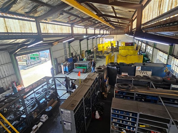 1 800  m² Industrial space