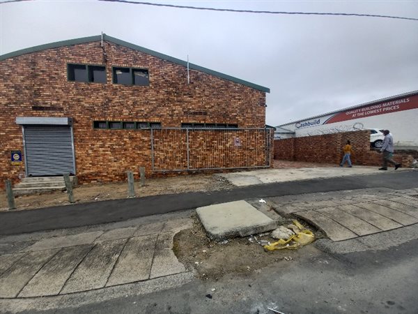 825  m² Commercial space in North End
