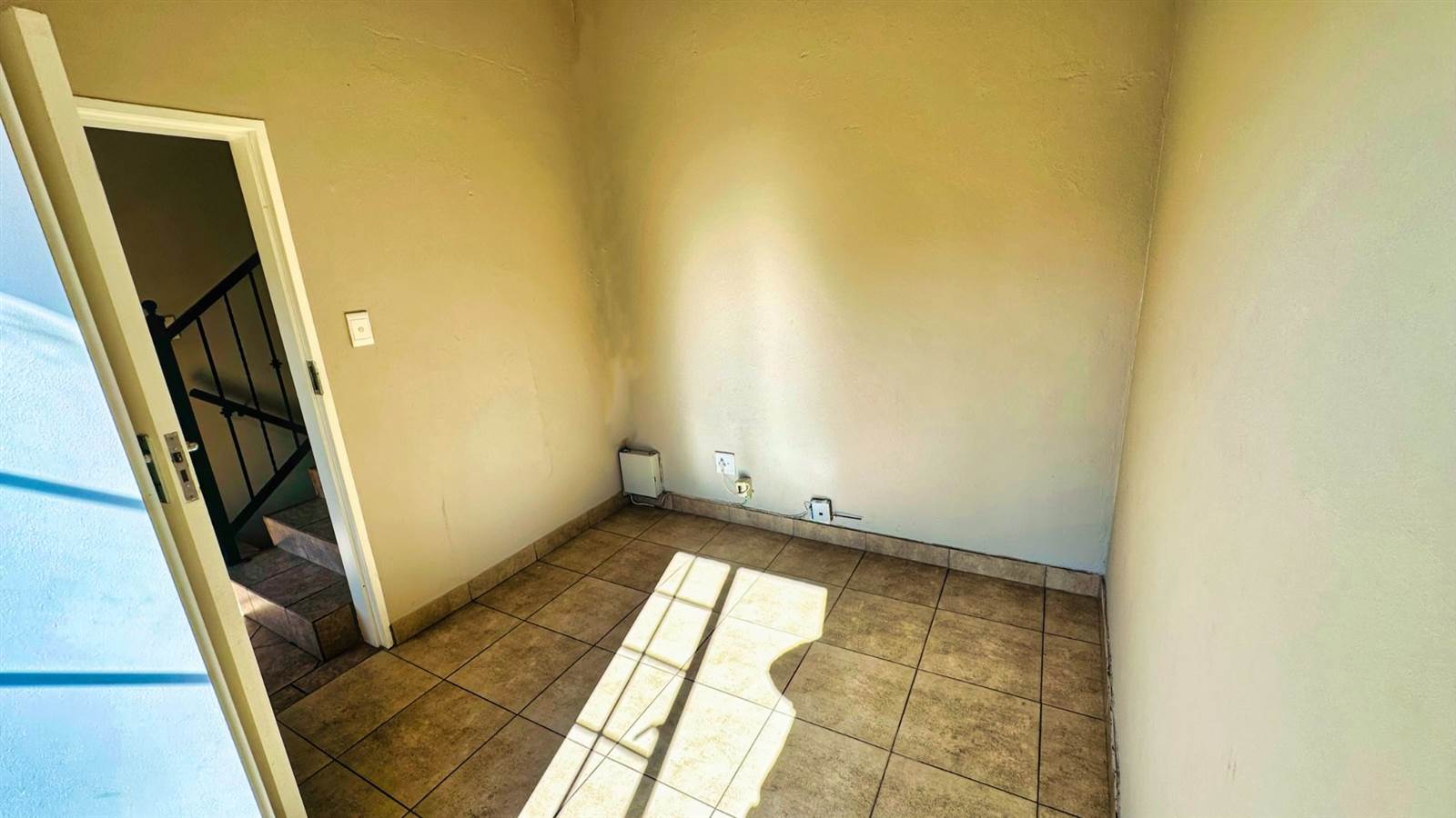 2 Bed Townhouse in Wilgeheuwel photo number 9
