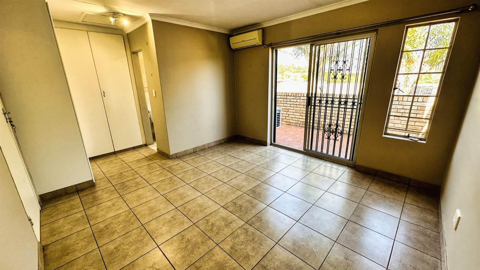 2 Bed Townhouse in Wilgeheuwel photo number 10