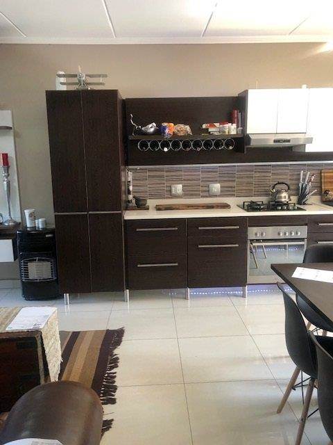 2 Bed Apartment in Glenvista photo number 3