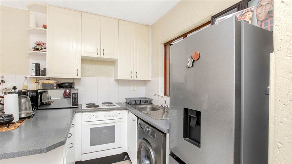 1 Bed Apartment in Craighall photo number 6