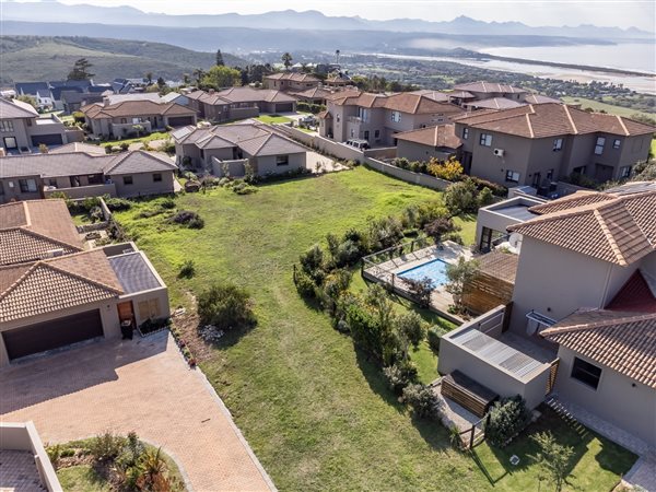 872 m² Land available in The Hill Estate