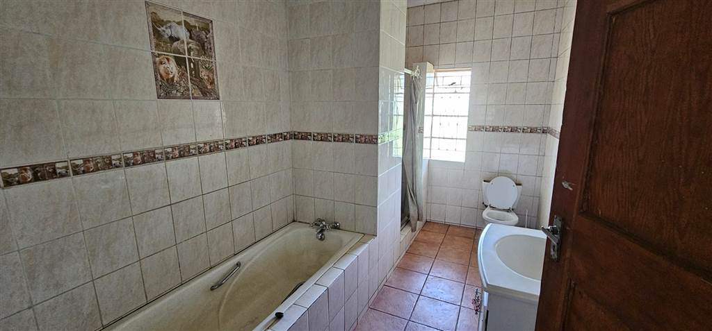 4 Bed House in Polokwane Central photo number 10