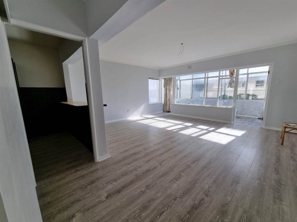2 Bed Apartment in Mouille Point photo number 4