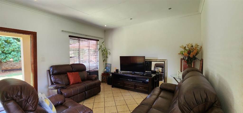 3 Bed House in Waterval East photo number 2
