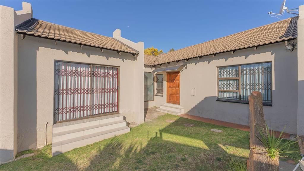 4 Bed House in Corlett Gardens photo number 1
