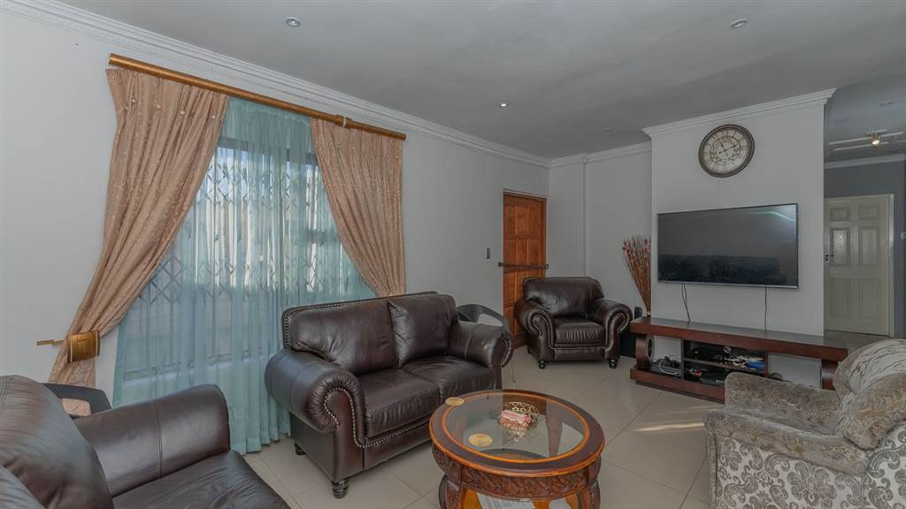 4 Bed House in Corlett Gardens photo number 6