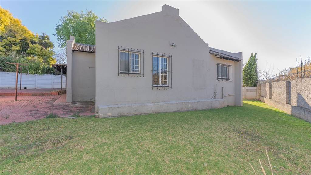 4 Bed House in Corlett Gardens photo number 18
