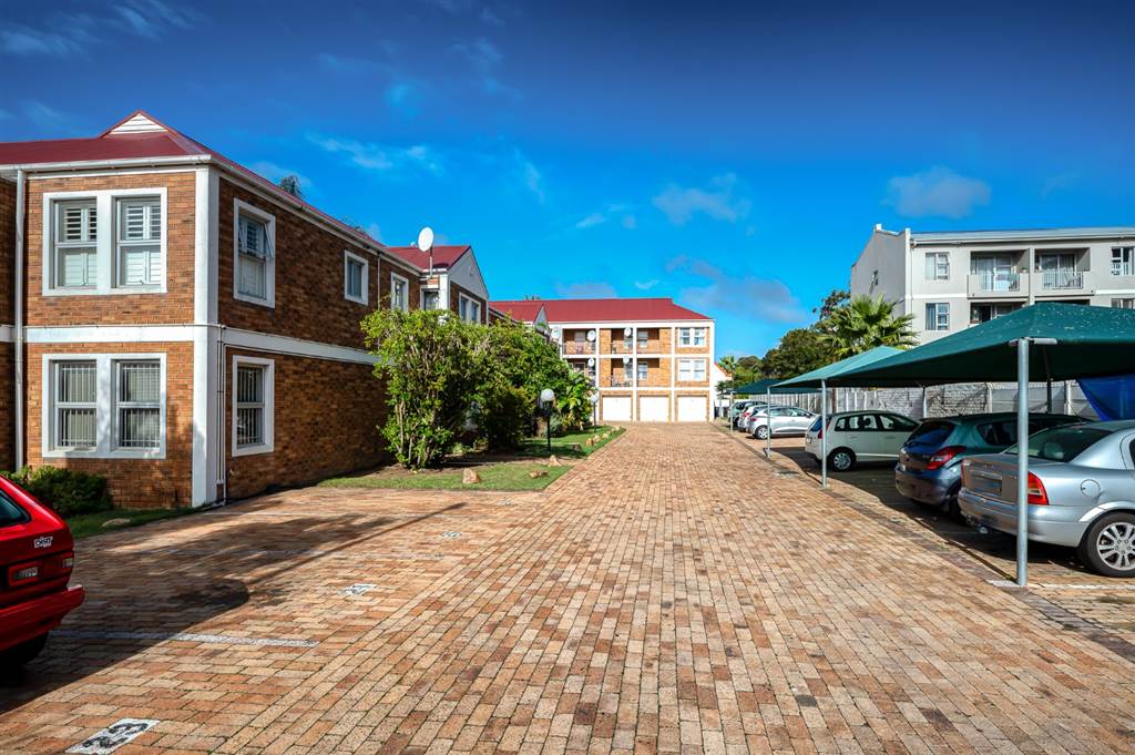 2 Bed Apartment in Durbanville Central photo number 20