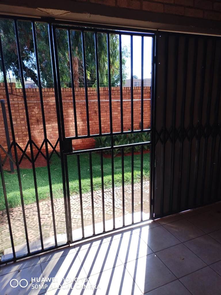 2 Bed Apartment in Krugersrus photo number 19