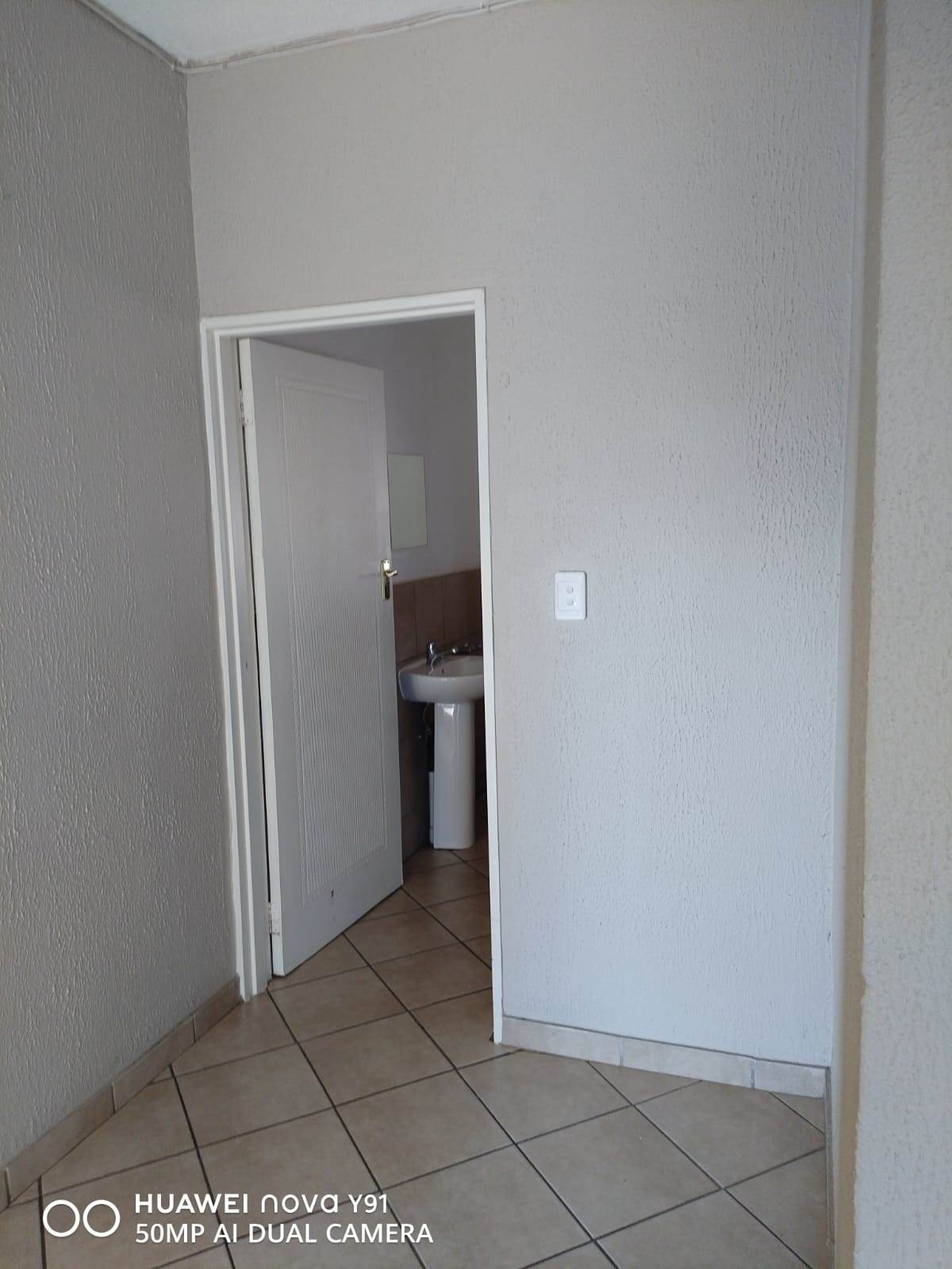 2 Bed Apartment in Krugersrus photo number 17