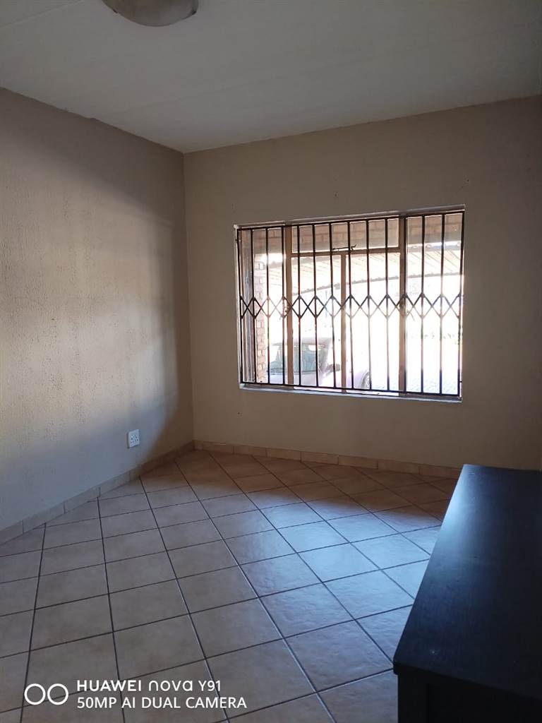 2 Bed Apartment in Krugersrus photo number 4