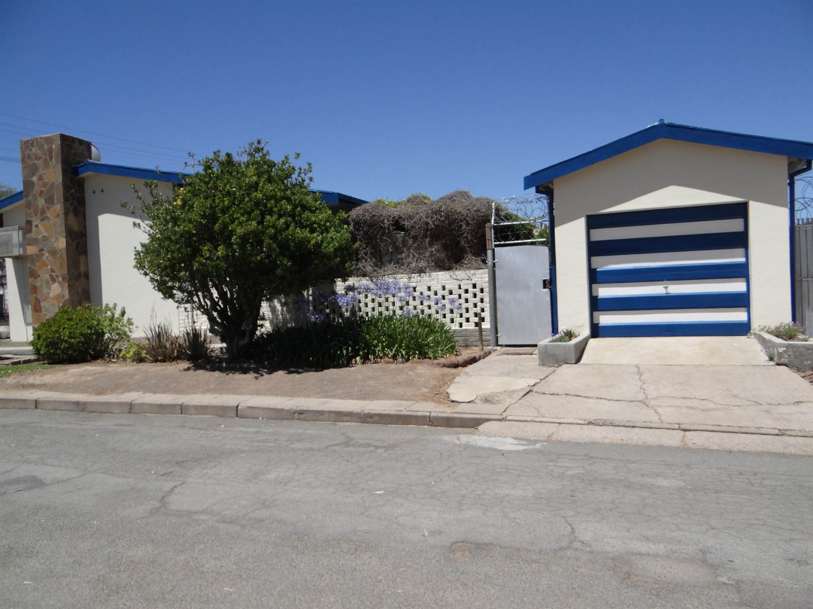 4 Bed House in Beaufort West photo number 4