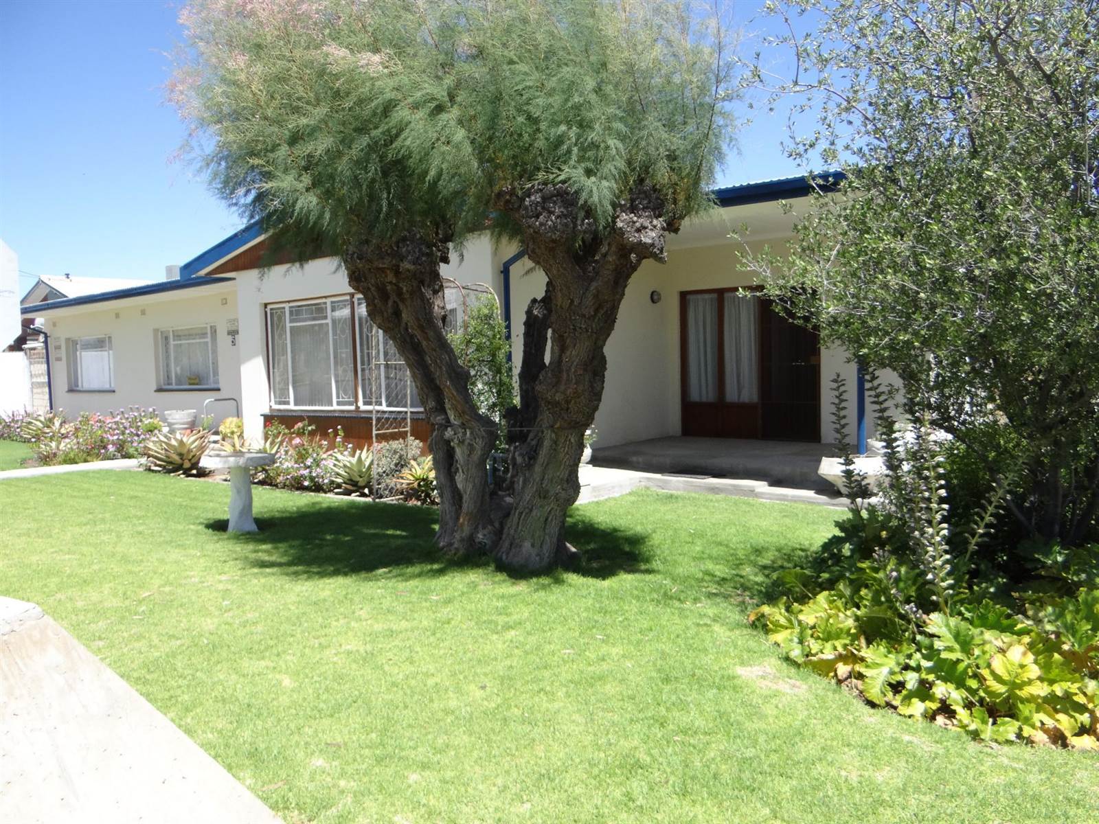 4 Bed House in Beaufort West photo number 2