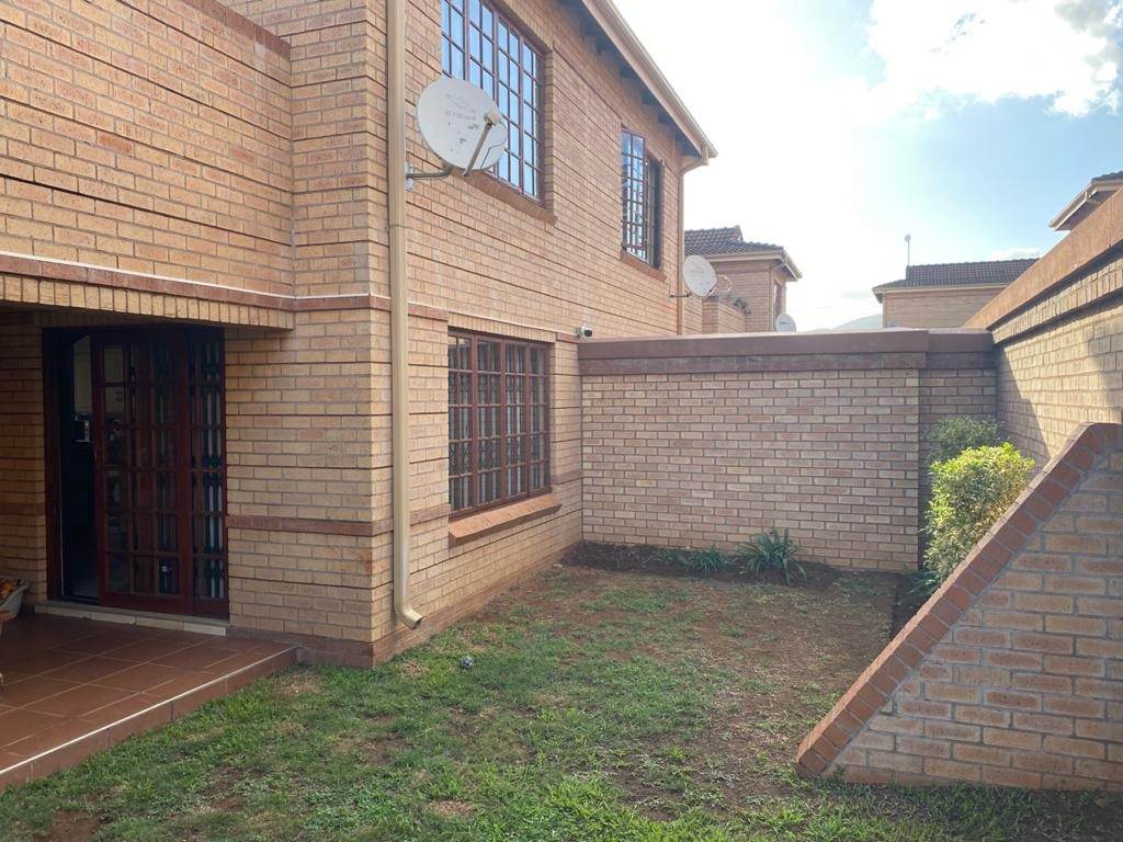 2 Bed Townhouse in Louis Trichardt photo number 16