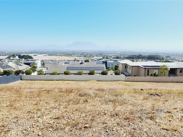 987 m² Land available in Plattekloof