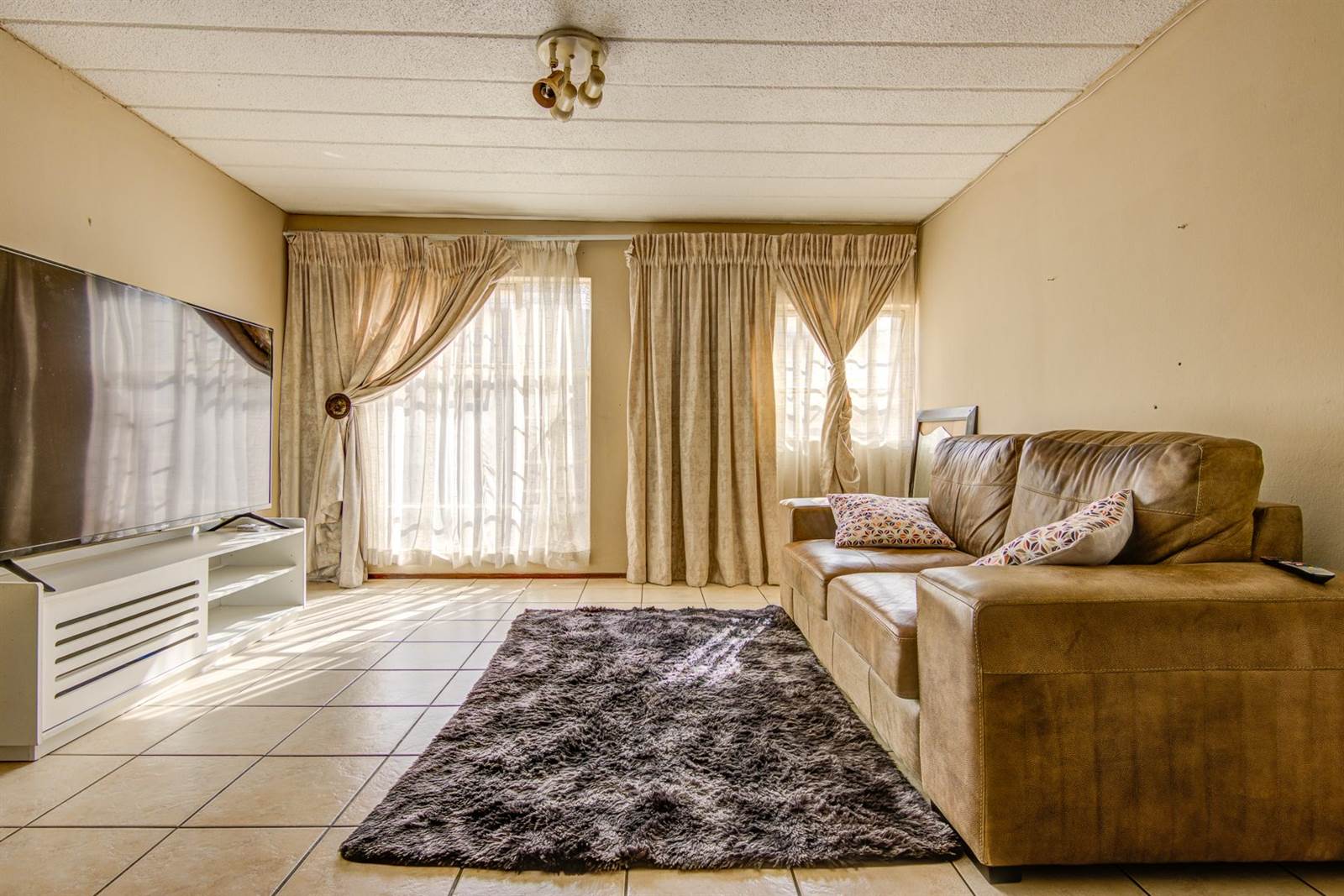3 Bed Apartment in Kempton Park Central photo number 2