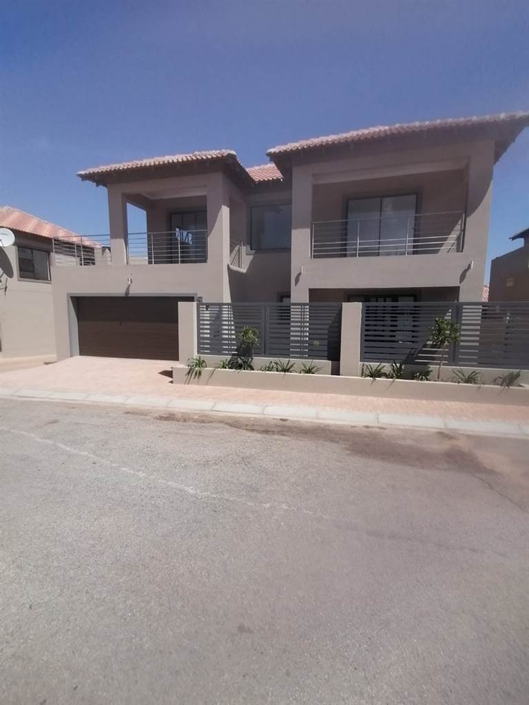 3 Bed Townhouse in Wilkoppies photo number 2